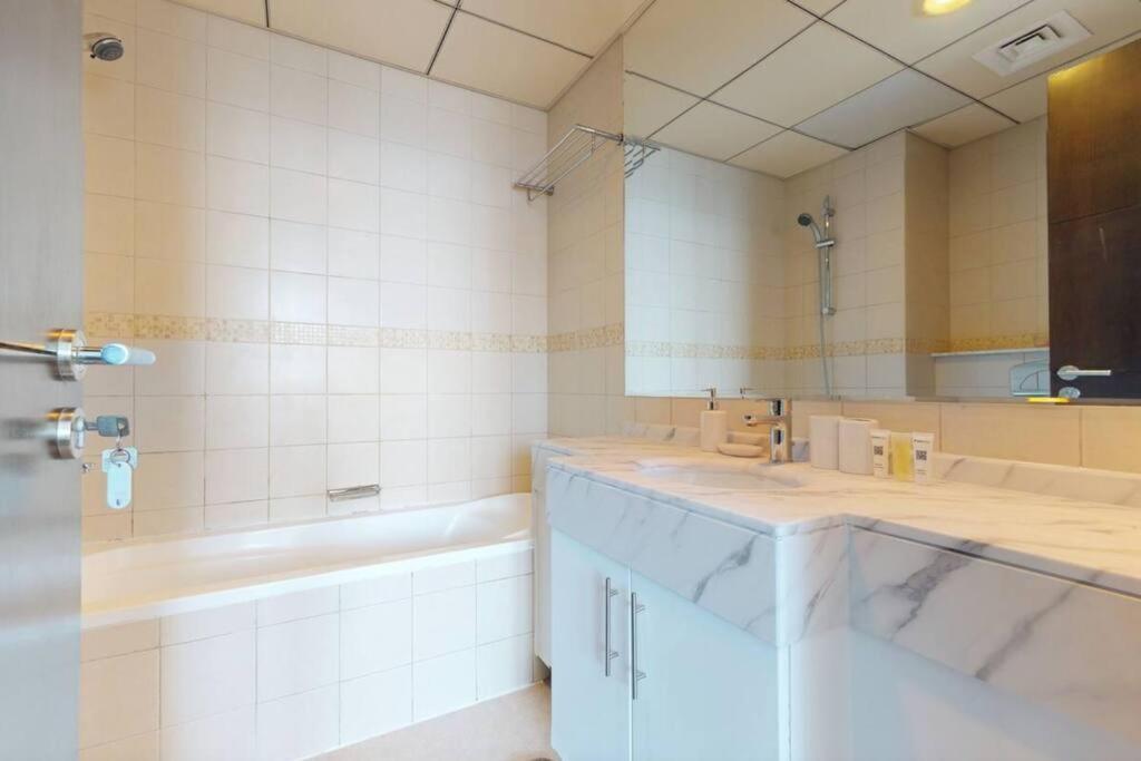 Spacious 1 Bedroom Marina View Apartment