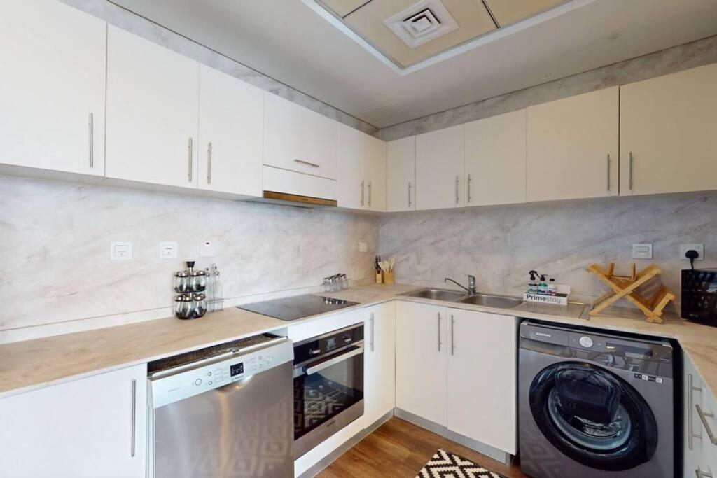 Spacious 1 Bedroom Marina View Apartment