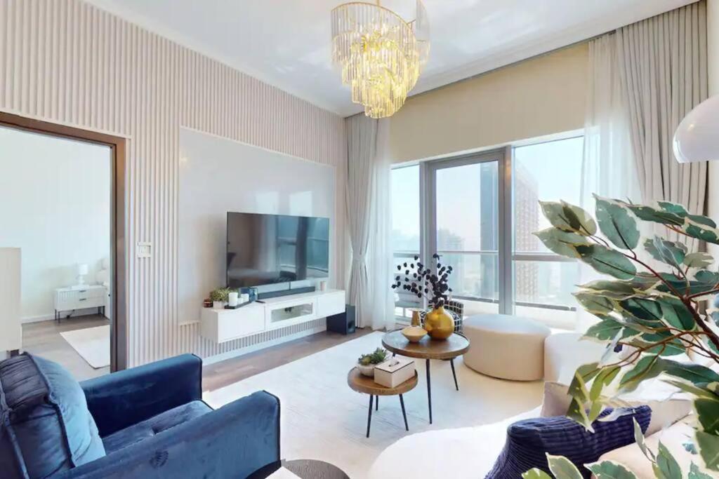 Spacious 1 Bedroom Marina View Apartment *