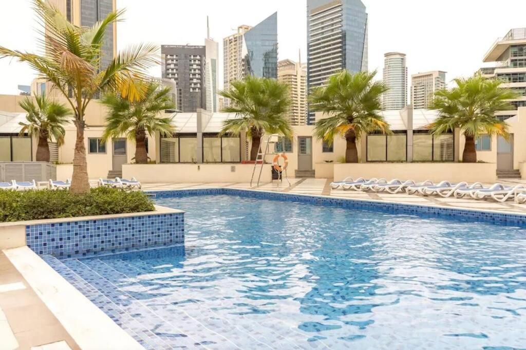 Spacious 1 Bedroom Marina View Apartment *