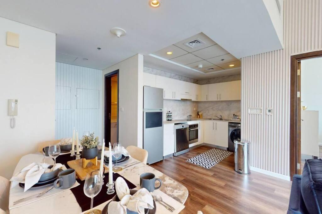 Spacious 1 Bedroom Marina View شقة *